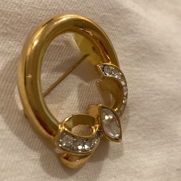 Monet heavy gold tone rhinestone pin. Excellent. All original stones. - Picture 2 of 6